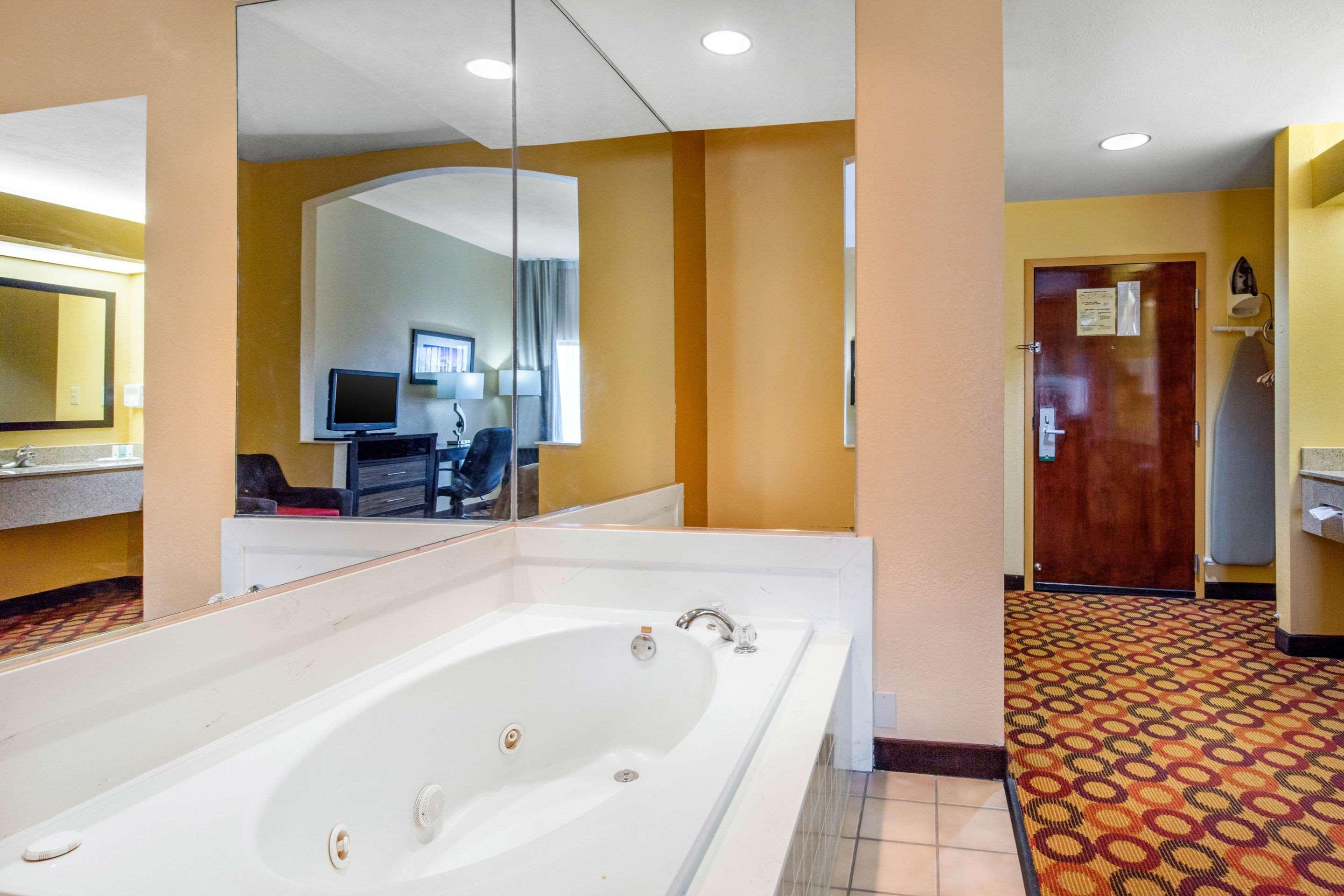 Quality Inn & Suites Montgomery East Carmichael Rd Ngoại thất bức ảnh